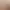 Chambre avec un canapé beige à coussins jaunes et gris, deux lits avec des couvertures grises et des oreillers blancs, et une lampe noire suspendue au plafond