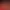 Un chocolat en forme de carré avec des morceaux rouges et une étiquette "HOTEL D" posé sur une couverture à motifs rouges et blancs